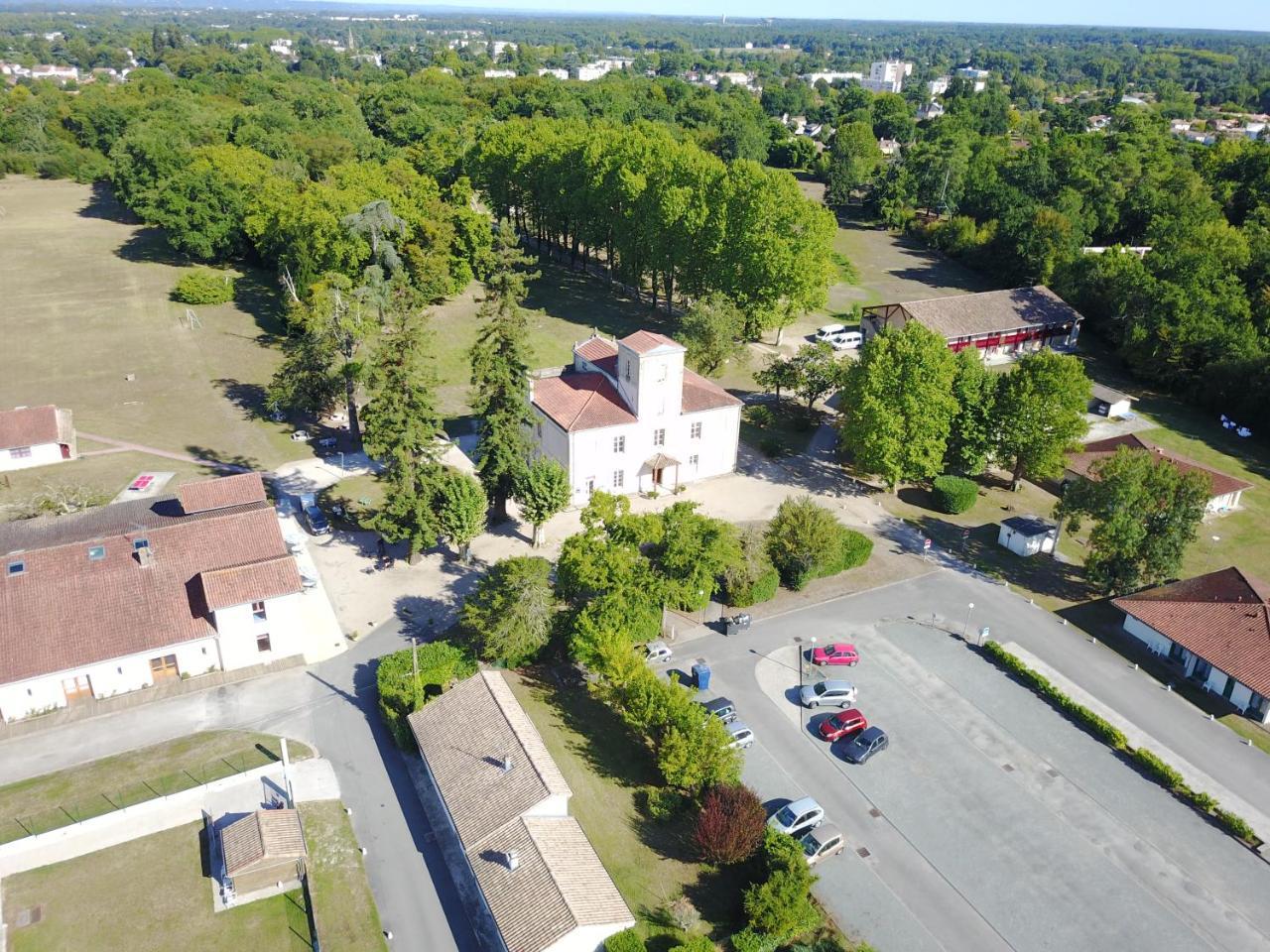 Village Vacances Chateau Moulerens Gradignan Exterior photo