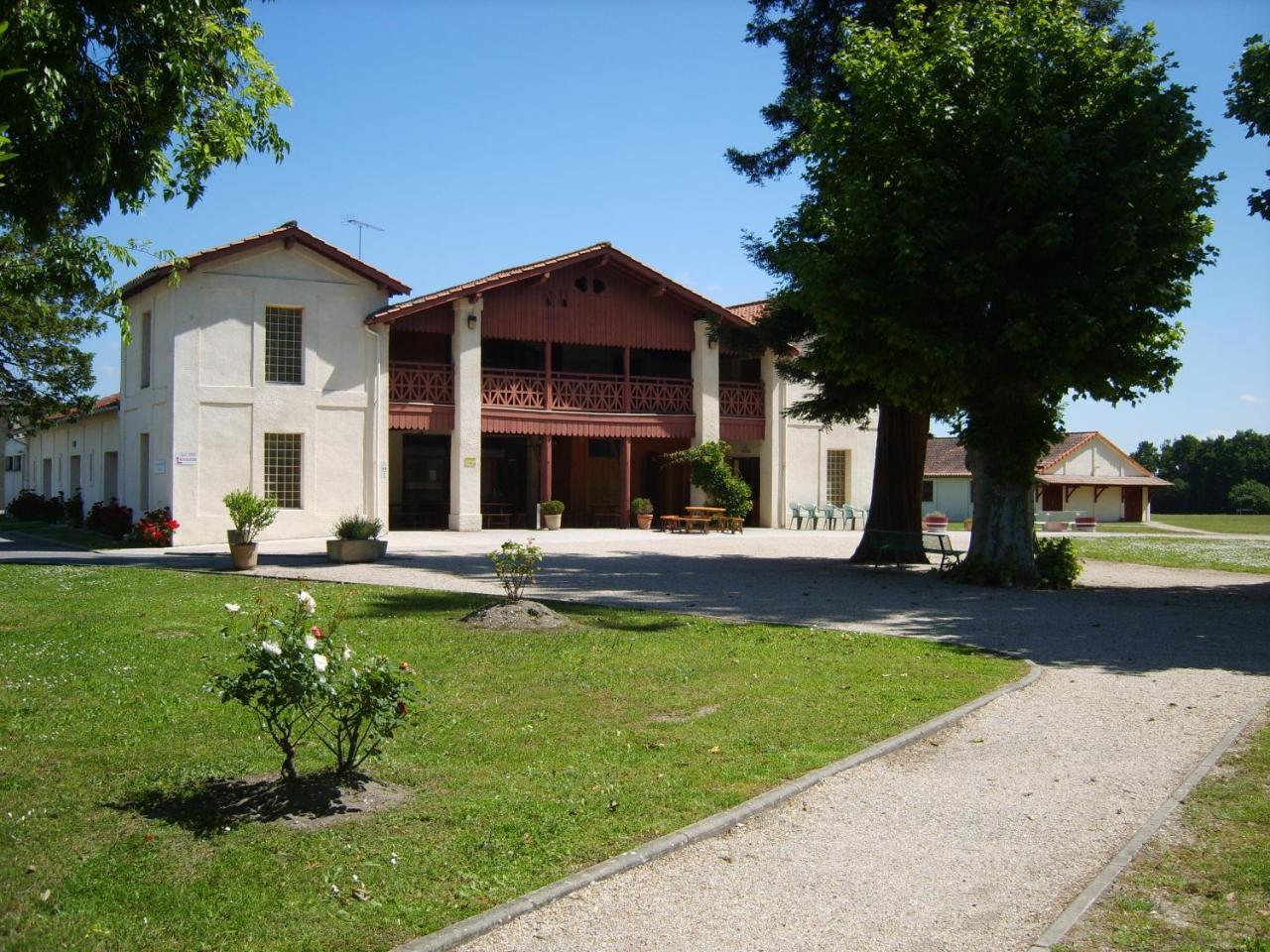 Village Vacances Chateau Moulerens Gradignan Exterior photo