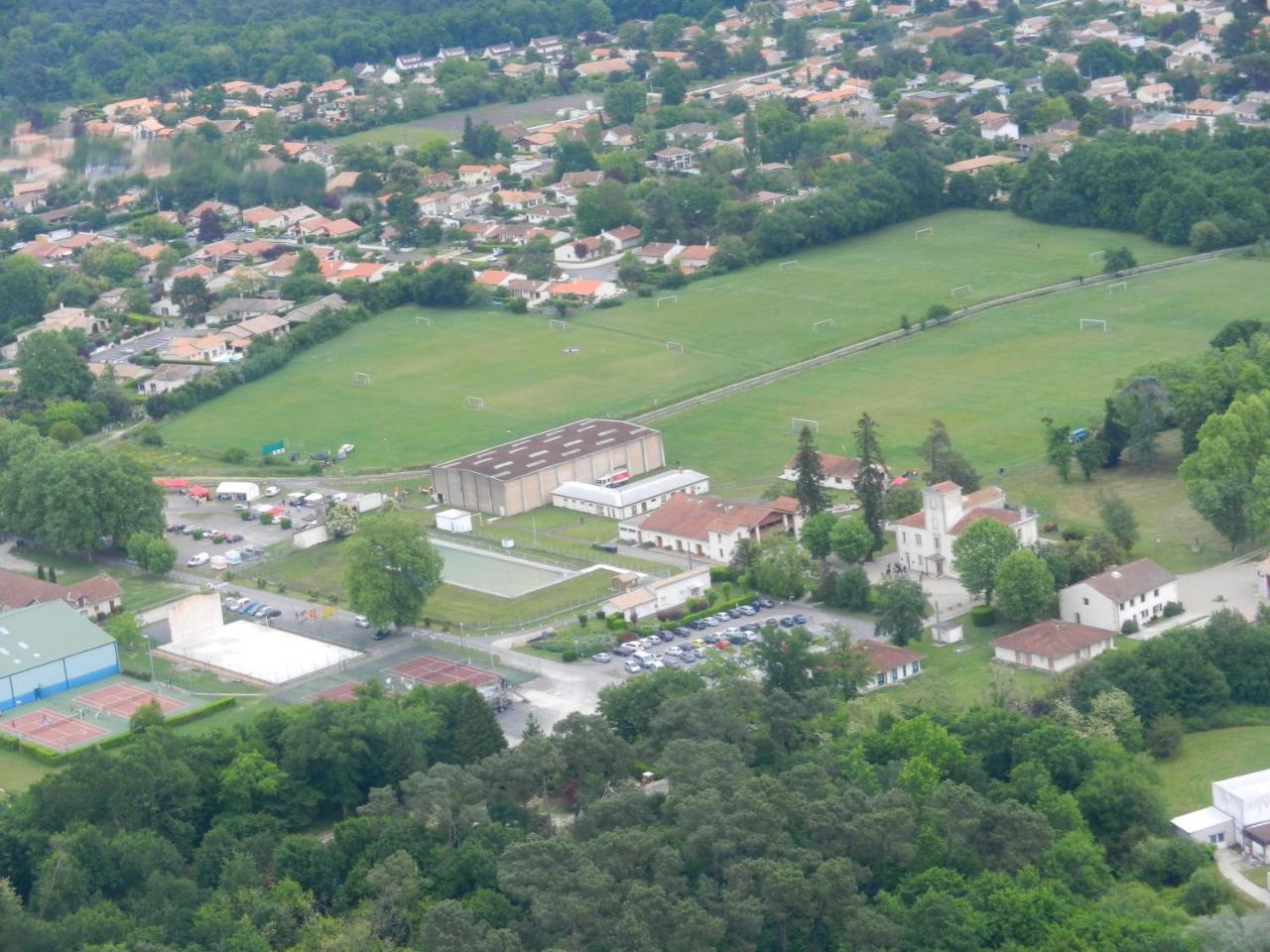 Village Vacances Chateau Moulerens Gradignan Exterior photo