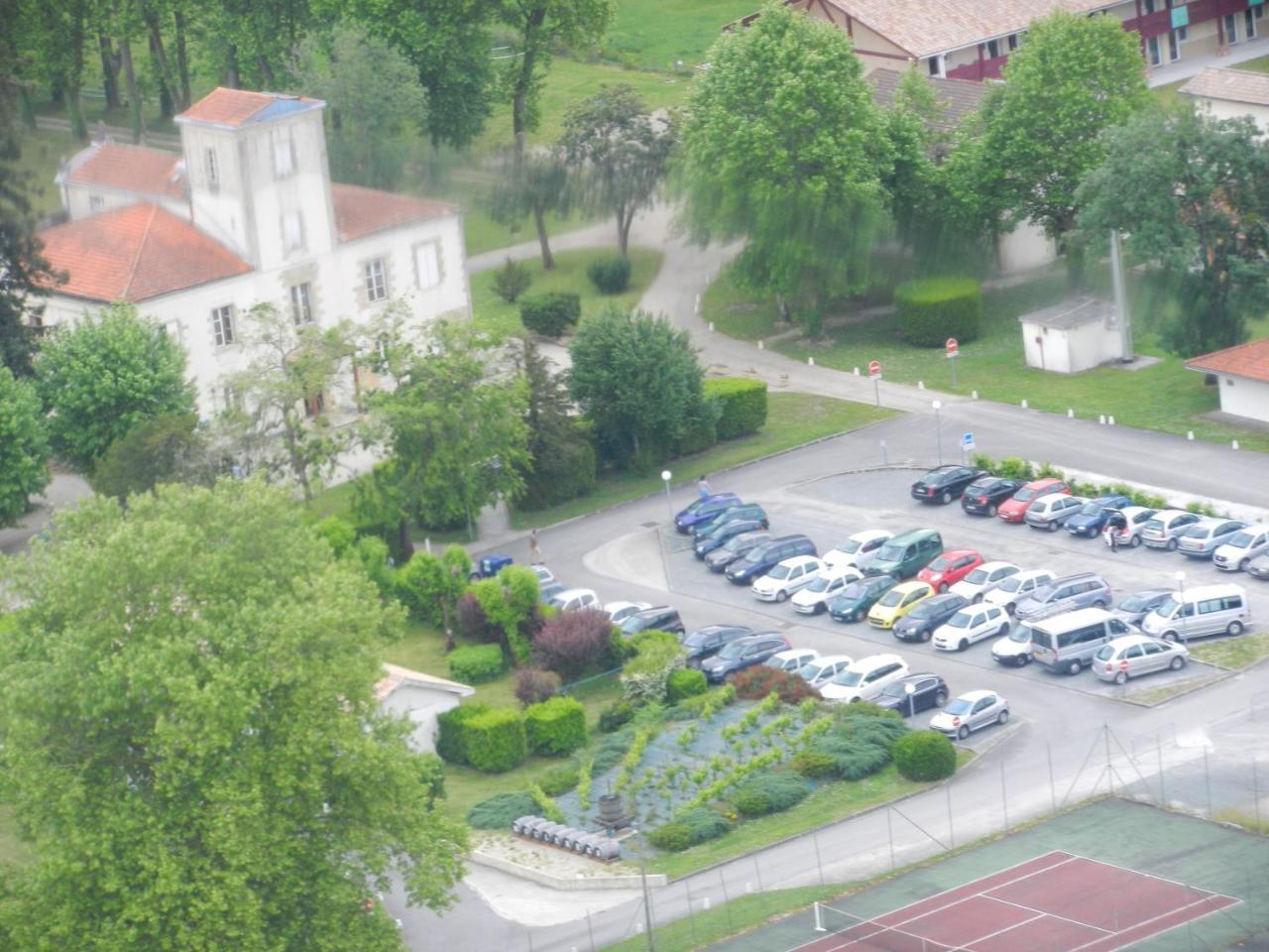 Village Vacances Chateau Moulerens Gradignan Exterior photo